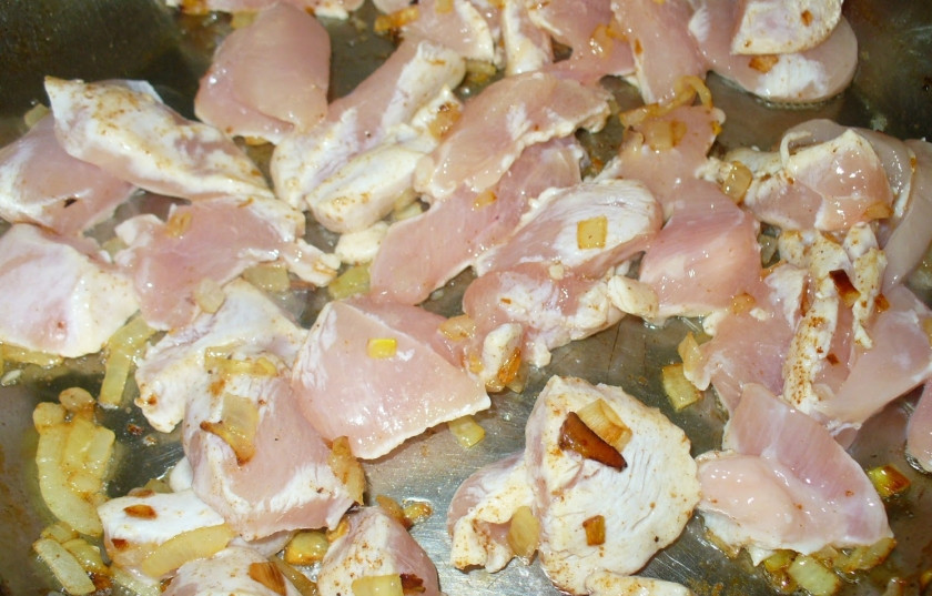 1. Этап. Курица в соусе на сковороде: Тонко, соломкой порежьте филе и добавьте к луку. Посолите, поперчите и обжаривайте пару минут.