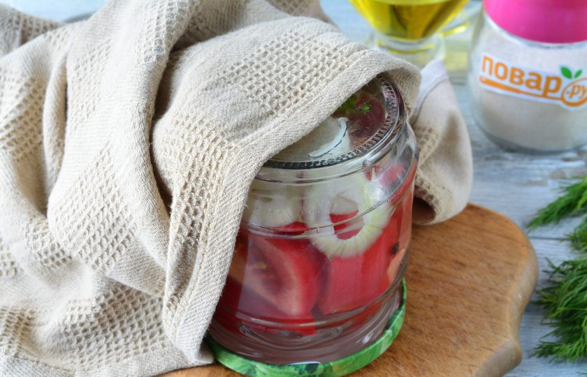 1. Этап. Сладкие маринованные помидоры дольками: Закатайте банки крышками, утеплите, дайте остыть.