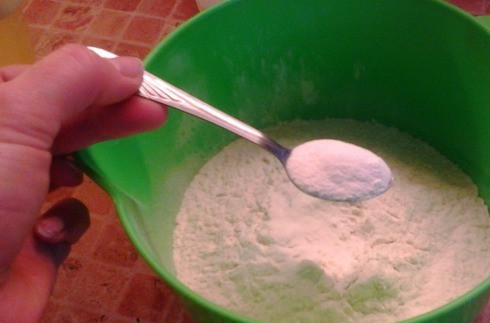 1. Этап. Крымская пахлава: Смешиваем муку с разрыхлителем для теста. Его можно заменить на соду - в этом случае соду добавить в сметану.