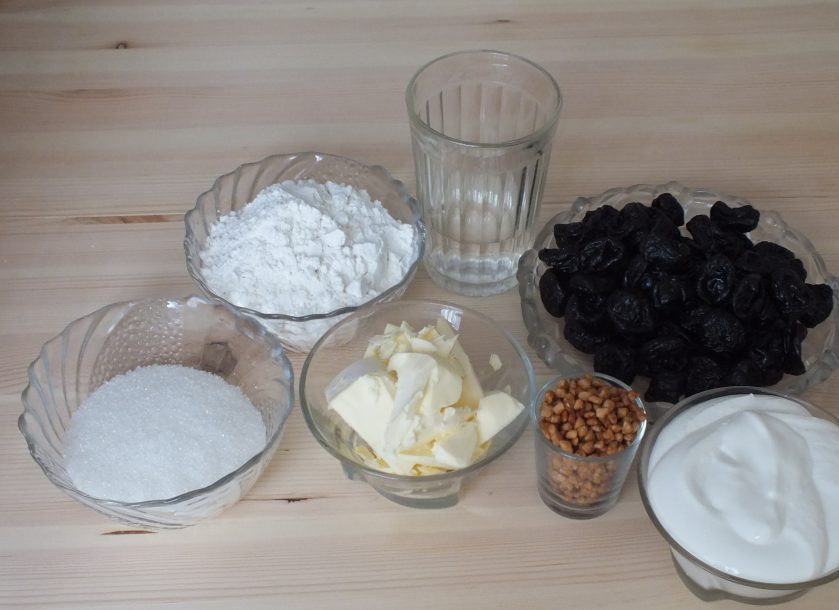 1. Этап. Пирог с черносливом и сметаной: Подготовьте необходимые ингредиенты.
