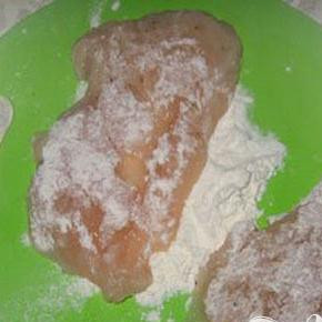 1. Этап. Куриное филе с грибами под сыром: 2. Куриное филе обваливаем в муке и обжариваем на разогретом растительном масле. Обжариваем с полминуты каждую сторону.