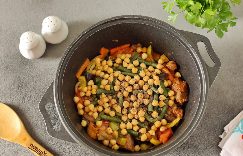 1. Этап. Лагман по-таджикски: Затем добавьте нут, фасоль (я добавляю не размораживая), соль и специи по вкусу.