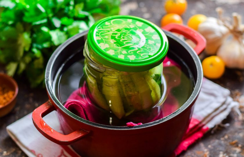 1. Этап. Пьяные огурцы: Стерилизуйте заготовку в течение 15 минут с момента закипания воды. После закатайте огурцы крышками и поставьте дном вверх, укутайте. Храните огурцы в кладовой.