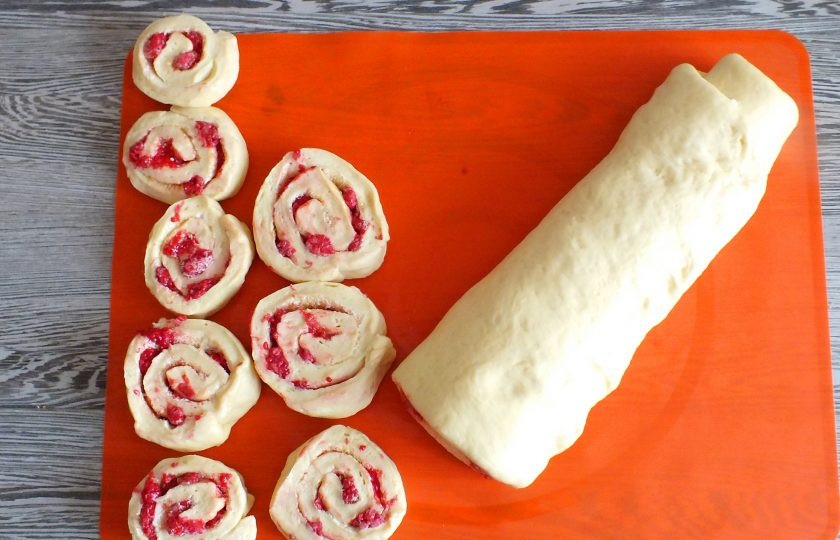 1. Этап. Синнабоны с малиной: Рулет нарежьте на кусочки толщиной 5 см.