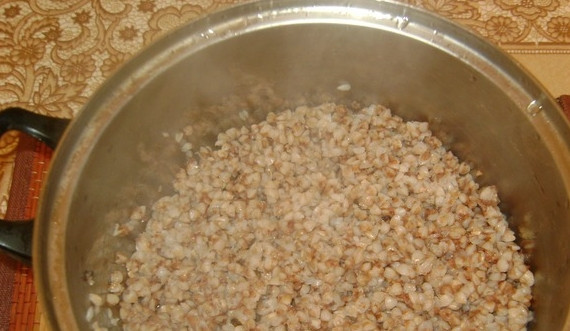 1. Этап. Творожная запеканка с гречкой: 1. Отварим до готовности гречку. Соединим гречку со сметаной, яйцами и творогом. Грибы, морковь и лук обжарим до румяности.