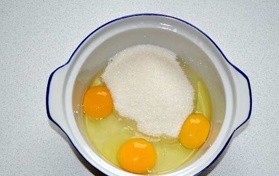 1. Этап. Торт Норд: Теперь можно заняться кремом. Яйца с сахаром взбейте венчиком или вилкой, всыпьте крахмал и еще раз взбейте.