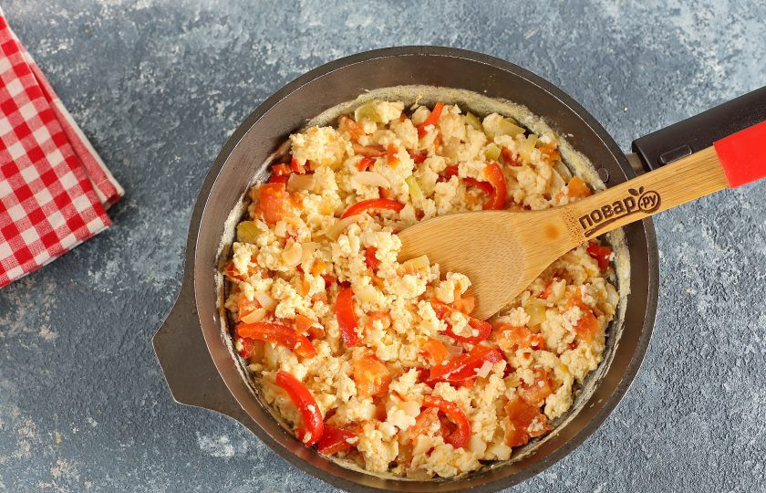 1. Этап. Чижи-бижи: Энергично помешивайте лопаткой, пока не образуются яичные хлопья.