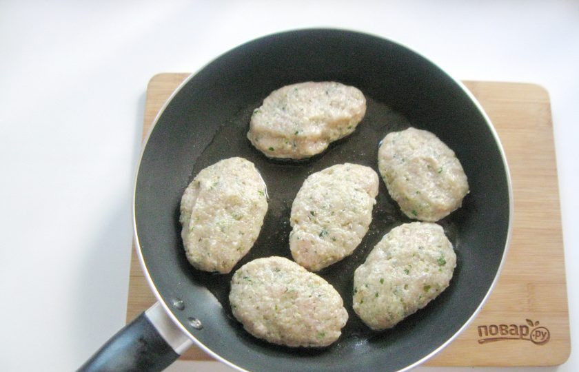 1. Этап. Мясные котлеты с баклажанами: Мокрыми руками сформируйте из фарша котлеты и выложите на горячую сковороду с подсолнечным маслом.
