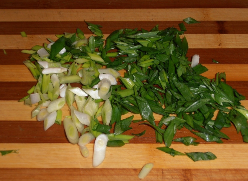 1. Этап. Рис с грибами и овощами: Мелко порубите лук зеленый.