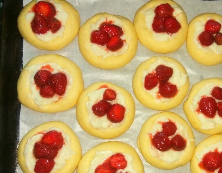 1. Stage. Scones with pudding and strawberries: Put some strawberry filling on top of the pudding.