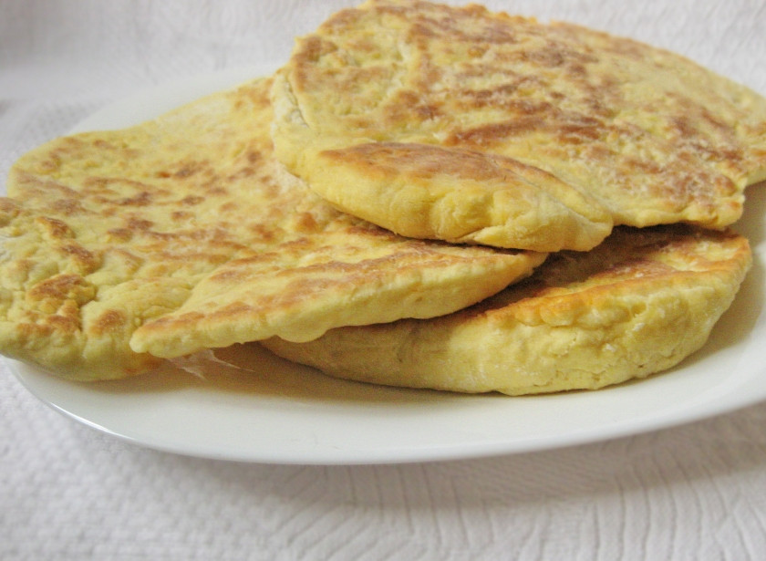 1. Этап. Карамельная курочка с овощами, лепешками и десертом: БЕДРА Пока наши лепешки жарятся, сделать карамель для курочки. Для этого растворить 2 ст.л. сахара, 0,5 ч.л. соли и 0,5 ч.л. красного перца в 4 ст.л. воды. Затем, не мешая и не накрывая крышкой, варить смесь до тех пор, пока не испарится половина воды, а сироп не приобретет характерный цвет. Не забываем про лепешки! ЛЕПЕШКИ Обжаривать лепешки в небольшом количестве масла по 2-3 минуты с каждой стороны. Я готовила на 2 сковородках с целью экономии времени.