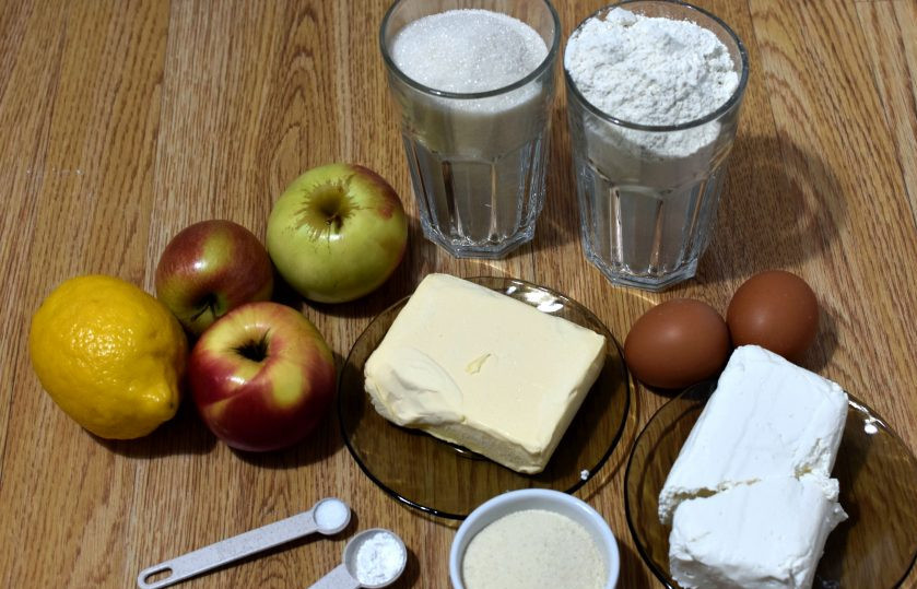 1. Этап. Насыпной пирог с творогом и яблоками: Подготовьте необходимые ингредиенты.