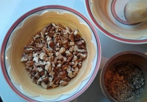 1. Этап. Харчо по-грузински: Когда говядина уже практически готова, можно приступать к дальнейшим процессам. Очистим орехи, затем измельчим их в ступке.