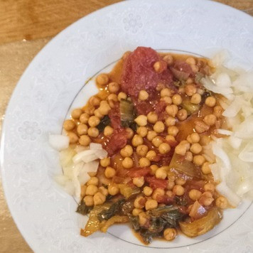 1. Этап. Нут и пак-чой в тамаринде: Разложить нут с пак-чой в тамаринде по тарелкам. Добавить салат. Приятного аппетита.