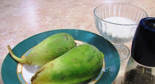 1. Этап. Тертая редька: Для приготовления этого элементарного салата вам понадобится пара плодов редьки, перец, желательно свежесмолотый, соль, горчичное масло. Без лимонного сока можно обойтись.