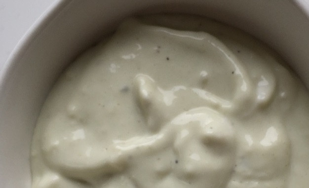 1. Этап. Салат из моркови и лука-порей: 3. В блендере взбейте горгонзолу, йогурт, сок лайма и горчицу, добавьте по вкусу соль и перец.