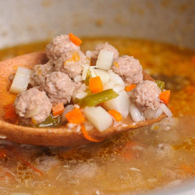 1. Этап. Суп с фрикадельками из говяжего фарша: По истечении 30 минут, добавить рис и лавровый лист. Перемешать еще раз, варить, пока рис не будет готов.