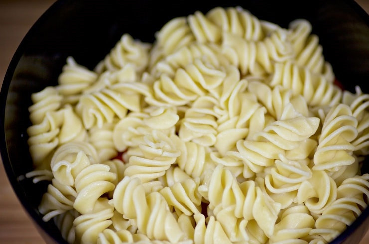 1. Этап. Салат с овощами, ветчиной и макаронами: 4. Выложите в салатник макароны.