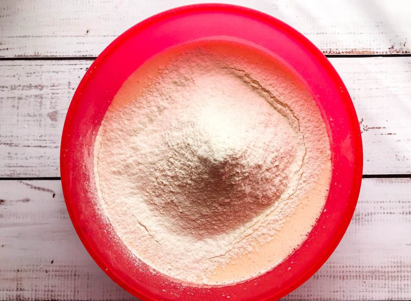 1. Этап. Сметанный бисквит в мультиварке: Всыпьте просеянную муку с разрыхлителем и перемешайте вилкой или венчиком. В конце добавьте лимонную цедру.