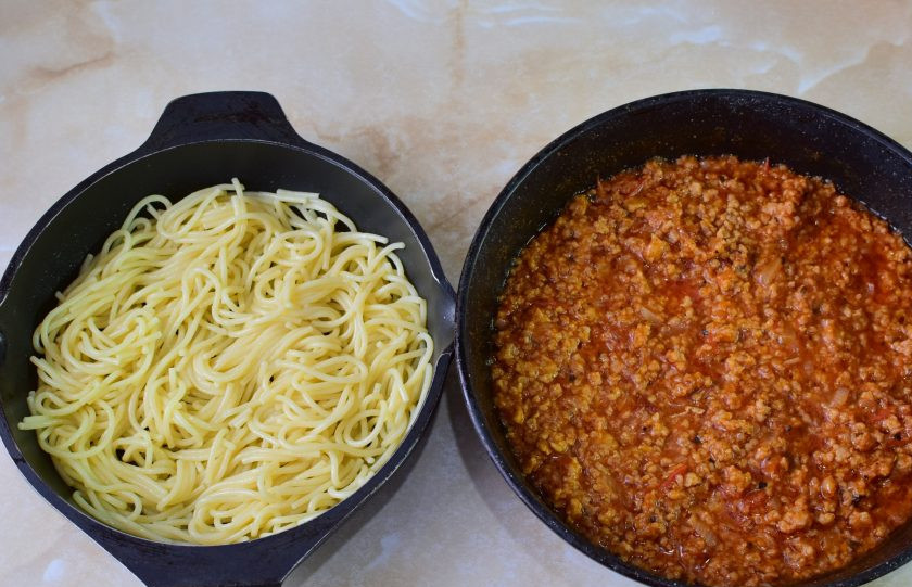 1. Этап. Спагетти по-болонски: Теперь можно спагетти смешать с соусом. Или же спагетти немного обжарить, чтобы они не слипались. Затем выложить их на тарелку, а сверху мясной соус.