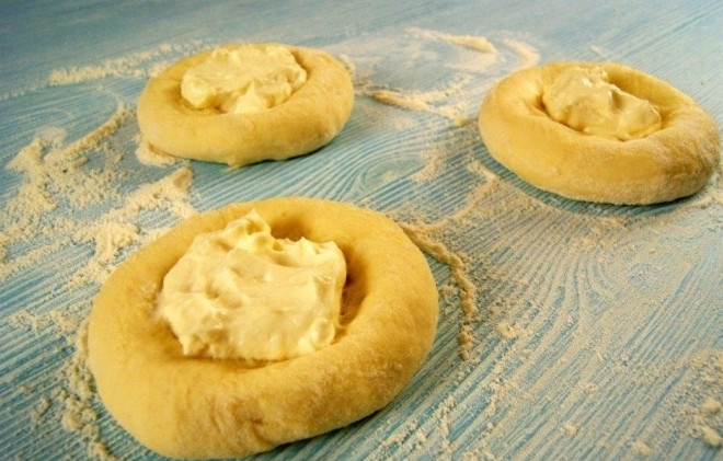 1. Этап. Шанежки с творогом: 8. В углубление ложкой выкладываю заранее приготовленную творожную начинку, оставляю всё так на 7-10 минут.