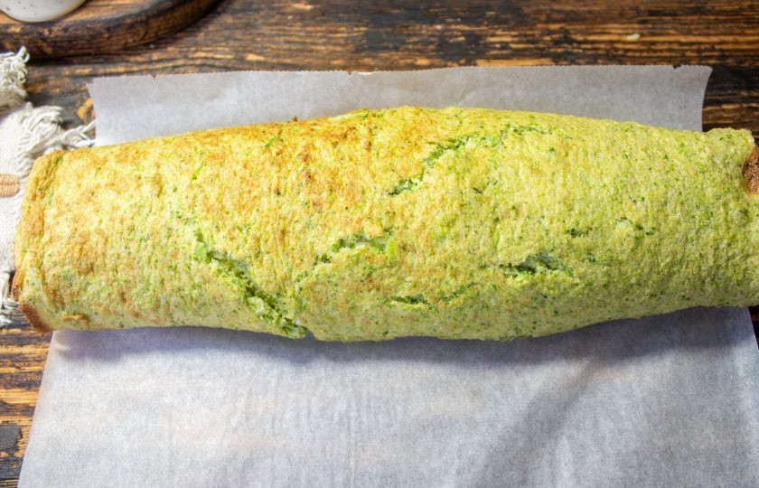 1. Этап. Рулет из брокколи с творожным сыром: Сверните в рулет, заверните в пергамент или пленку и уберите в холодильник на пару часов.