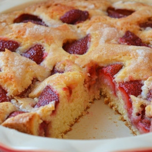 Пирог с клубникой на кефире