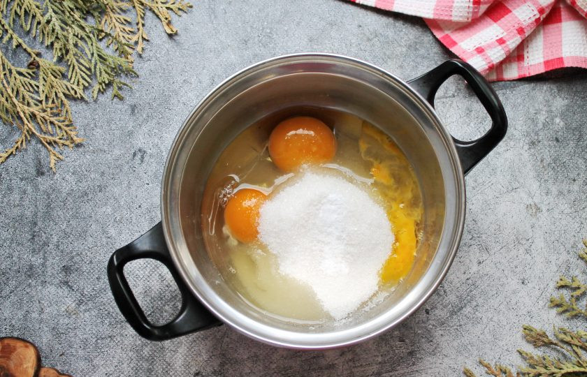 1. Этап. Бисквит королевы Виктории: Яйца разбейте в миску, добавьте сахар, соль, ванильный сахар. Взбейте все в светлую массу, которая должна увеличиться в 2-3 раза. Примерно около 5 минут.