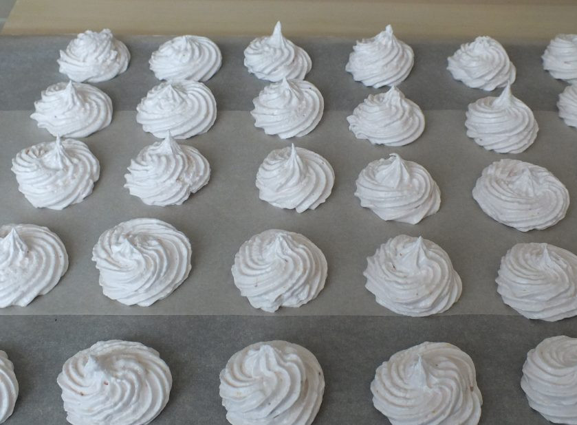 1. Этап. Зефир из персиков: С помощью кондитерского мешка отсадите небольшие заготовки на пергаментную бумагу или пищевую пленку. Оставьте при комнатной температуре на 12 часов.