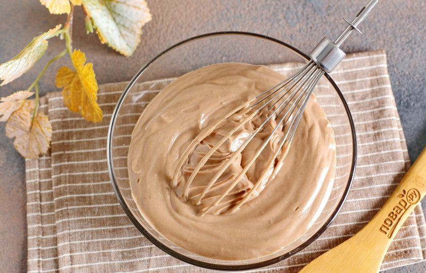 1. Этап. Торт Зебра в микроволновке: Я приготовила вот такой крем: сметана - 200 гр., творожный сыр в пачке - 150 гр., сахар - 100 гр. и плитка темного шоколада - 100 гр. Взбейте сметану с сахаром. Добавьте творожный сыр и снова все взбейте. Затем добавьте растопленный шоколад и взбейте все еще раз. Крем готов.