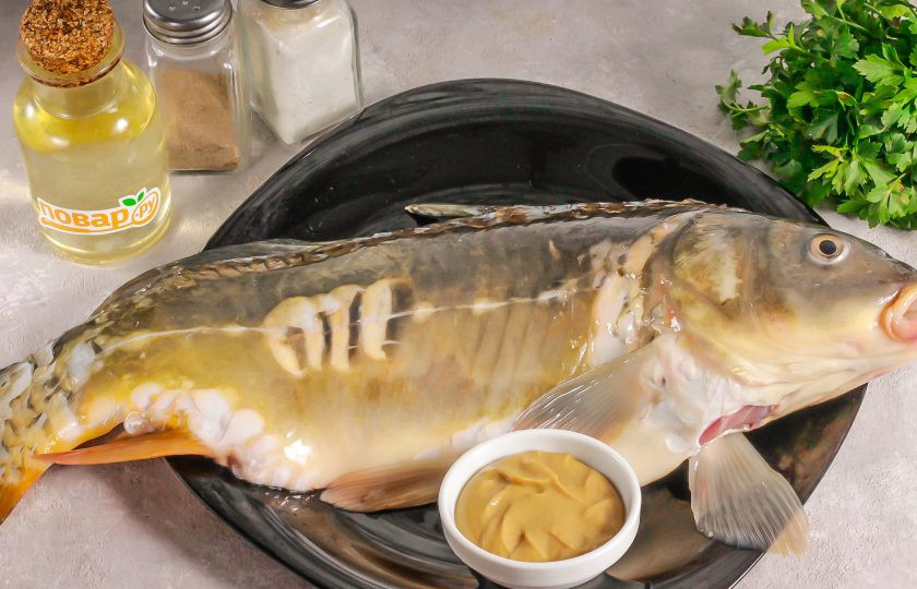 1. Этап. Карп в горчице в духовке: Подготовьте указанные ингредиенты. Карпа очистите от чешуи и внутренностей, промойте внутри и снаружи.