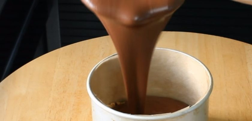 1. Этап. Трюфель (французский торт): 3. Аккуратно снимите пергамент и украсьте торт шоколадом или печеньем. Приятного аппетита!