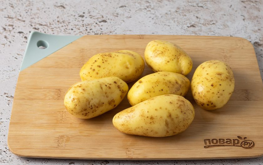 1. Этап. Картофель по-еврейски: Картофель тщательно помойте. По желанию очистите от кожуры. Если кожуры тонкая и нежная, то можно не очищать, а просто хорошо потереть щеточкой.
