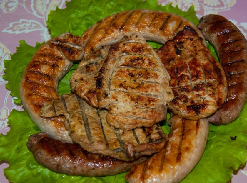 1. Этап. Мясо с горчицей: Замаринованное мясо вынемем из жидкости и даем ему немного стечь. Тем временем хорошенько разогреваем сковороду гриль. По желанию смазываем растительным маслом. Жарим свиное, куриное мясо и колбаски до аппеитной золотистой корочки и подаем к столу.