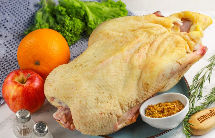 1. Этап. Утка по-французски: Подготовьте указанные продукты. Птицу промойте и обсушите бумажными салфетками.