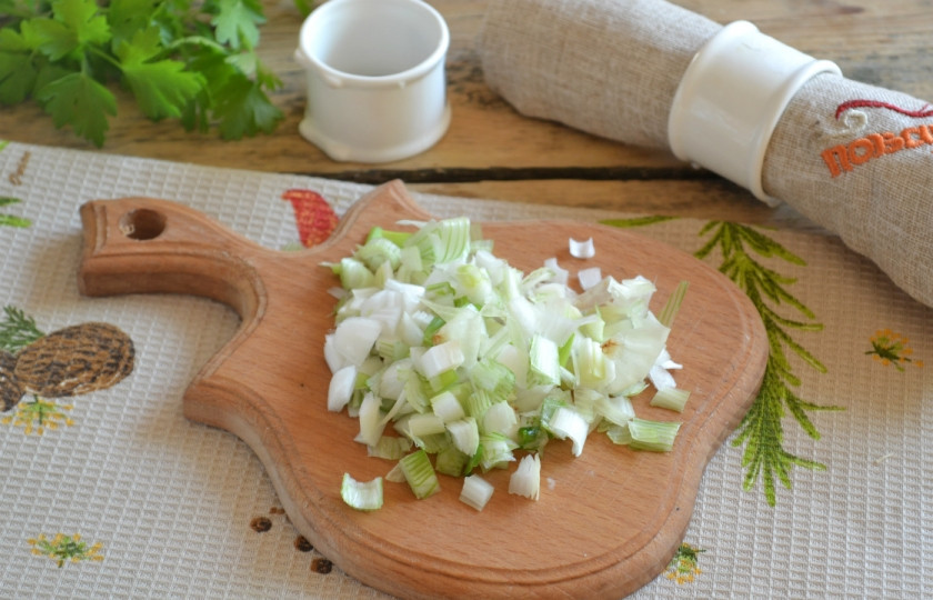 1. Этап. Куриный суп с вермишелью: 3. Лук очистите и мелко порубите.