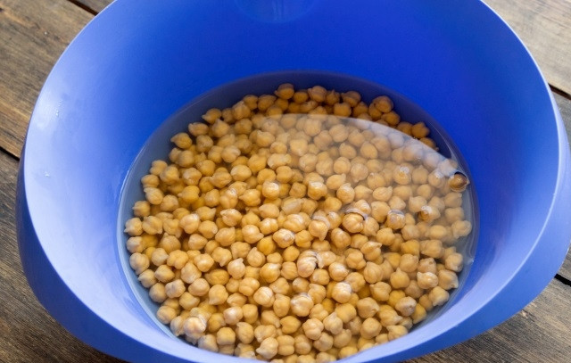 1. Этап. Нут со свининой: 1. До того, как приготовить нут со свининой, замочите его на несколько часов, а лучше на всю ночь. Вода должна на несколько сантиметров перекрывать продукт, емкость лучше выбрать широкую.