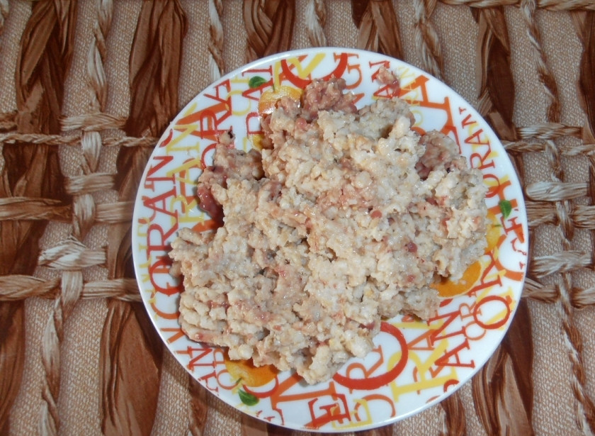 1. Этап. Печеночные котлеты из куриной печени: Сало прокручиваем через мясорубку.