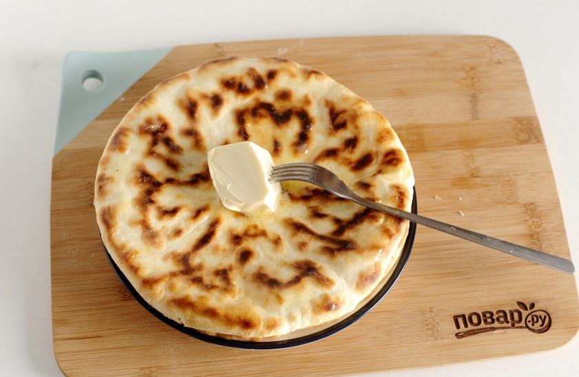 1. Этап. Хачапури на сметане: Готовые хачапури на сметане смажьте сливочным маслом.