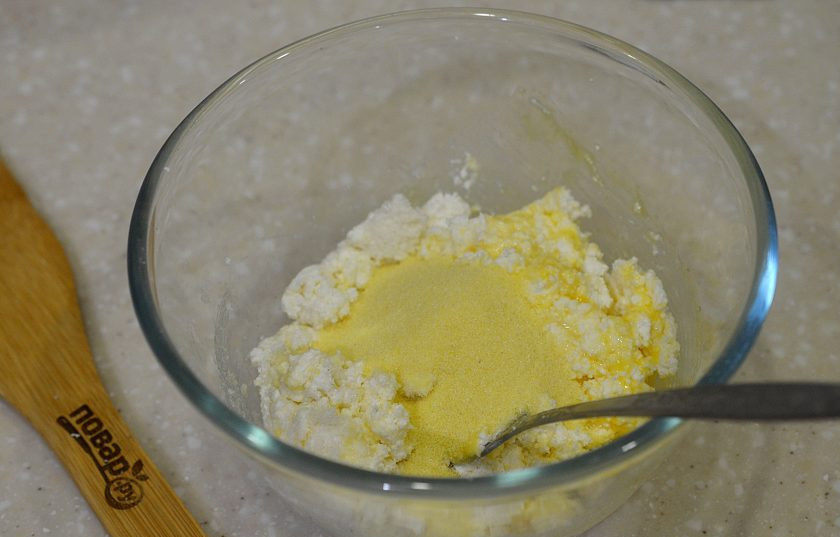 1. Этап. Сырники с рисовой мукой: 3. Добавьте манку.