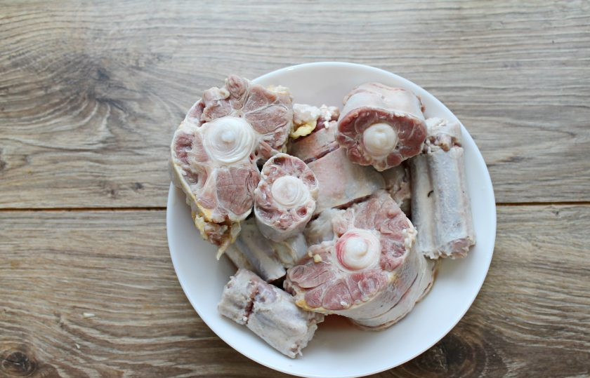 1. Этап. Говяжьи хвосты в мультиварке: Разрежьте хвосты на сегменты и замочите в холодной воде на 12 часов. Воду за это время нужно поменять 2-3 раза.