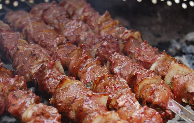 1. Этап. Шашлык из телятины диетический: Отправляем шашлыки из телятины на мангал. Предварительно подготавливаем хорошие угли, чтобы жар был мощным. Жарим шашлык примерно час, следим, чтобы он не подгорал. Наше диетическое блюдо готово! Приятного аппетита!