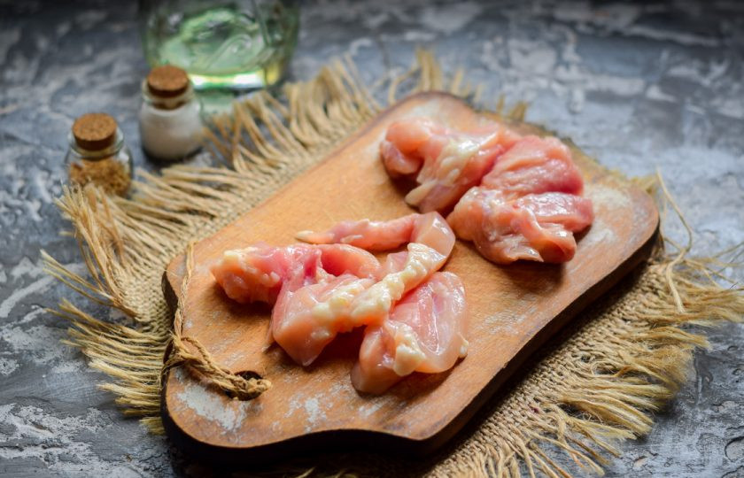 1. Этап. Курочка в ажуре: Куриное филе ополосните и просушите, после нарежьте курицу небольшими полосками.