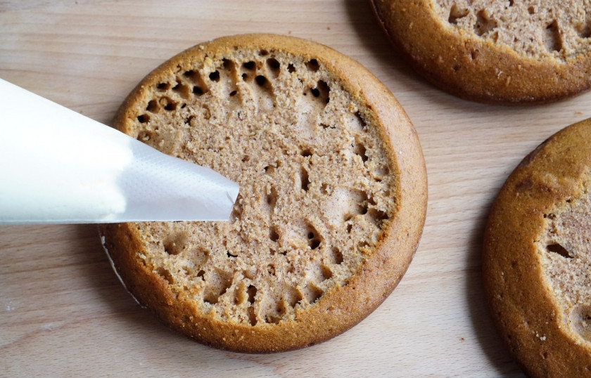 1. Этап. Торт в стиле Рустик: Теперь кремом нужно украсить торт. Крем перекладываем в кондитерский мешок. И для того, чтобы у коржей убрать шапочку, нужно срезать ее ножом (обычно я использую нож для сыра).