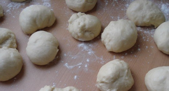 1. Этап. Сладкие булочки: Тесто подошло. Делим его на 18 ровных кусочков.