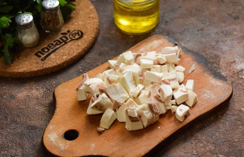 1. Этап. Салат из курицы, грибов и сельдерея: Грибы ополосните и просушите, нарежьте кубиками.