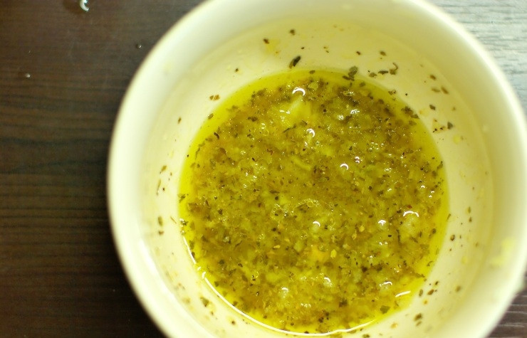 1. Этап. Креветки в чесночном соусе: В маленькой посудке смешиваем мелко измельченный чеснок, соль, молотый перец, сок лимона, бренди и хорошенько все смешаем.