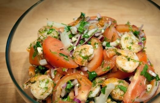 1. Этап. Салат из кальмара и креветок: 8. Аппетитный салат из кальмара и креветок в домашних условиях можно подавать к столу.