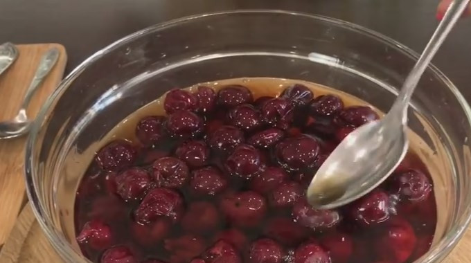 1. Этап. Торт Пьяная вишня (нежный и сочный): 8. Вишню для торта подготавливаем заранее. Можно взять замороженную, но предварительно удалить косточки. Залить коньяком или ромом и поставить в холодильник на ночь. Если коньяка у вас нет, то залейте ягоды водой и добавьте полстакана водки.