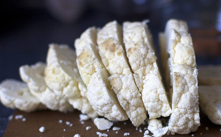 1. Этап. Цветная капуста в мультиварке: Готовую к варке капусту следует посолить и по вкусу поперчить. Оставить постоять около 5 минут для того, чтобы капуста пустила сок.